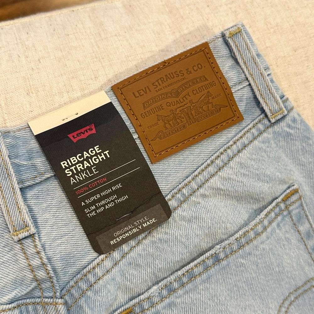 SOLD!!! Levi's Ribcage Straight Ankle Jeans - NWT - Picture 6 of 9